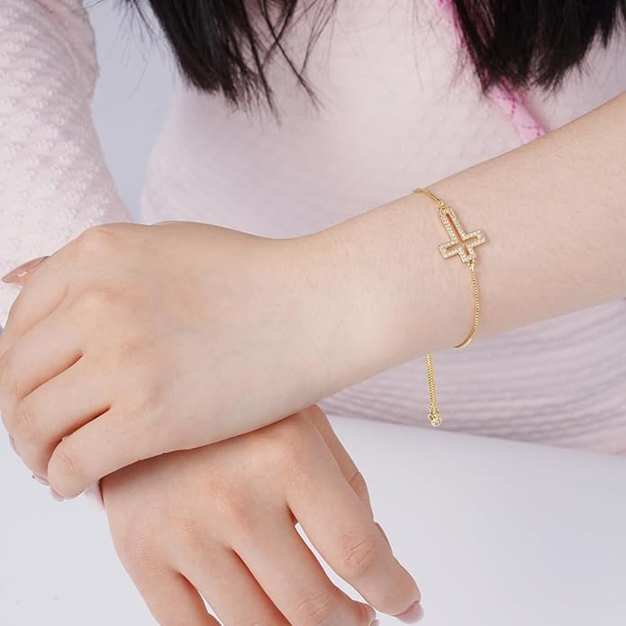 Pulsera de cruz hueca ajustable con circonita cúbica