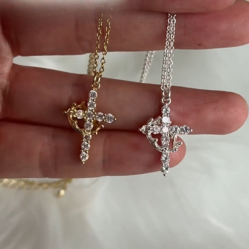 Cruz Real -  Fe, elegancia y poder en una sola joya.